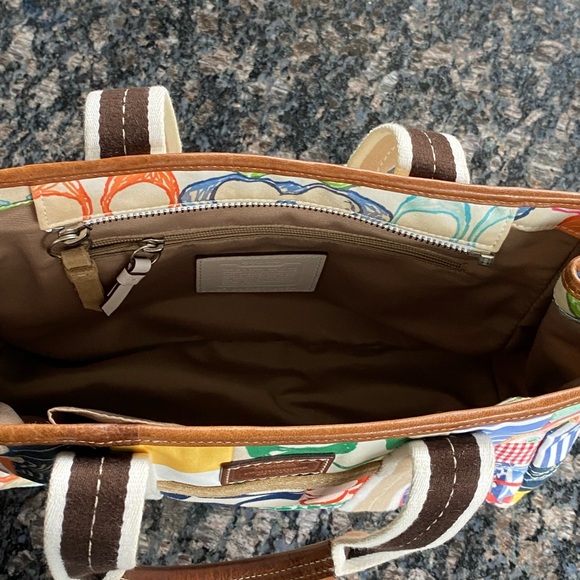 Coach purse very nice and very good condition. - Picture 5 of 6